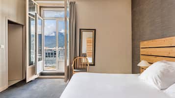 Minibar, desk, soundproofing, iron/ironing board