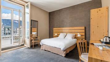 Economy Room | Minibar, desk, soundproofing, iron/ironing board