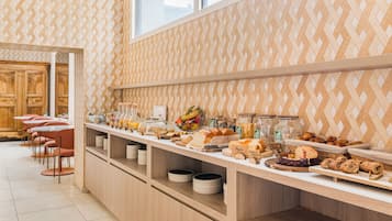 Petit déjeuner buffet servi tous les jours en supplément
