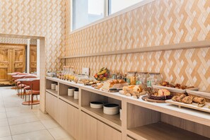 Daily buffet breakfast for a fee - Hotel Terminus (Grenoble)