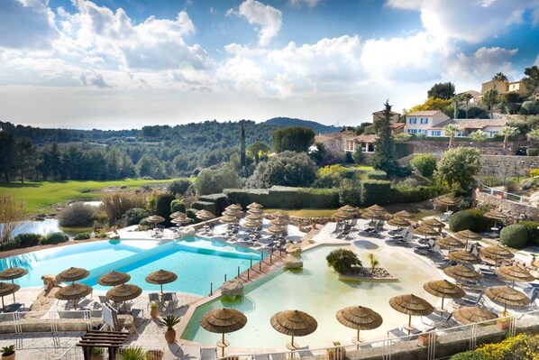 Indoor pool, seasonal outdoor pool, pool umbrellas, pool loungers - Le Frégate Provence (Saint-Cyr-sur-Mer)