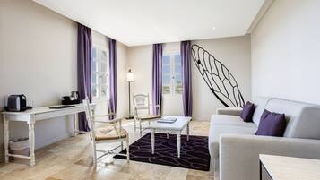 Classic Suite, 1 Katil Ratu (Queen) dengan Katil Sofa | Peralatan tempat tidur premium, peti besi dalam bilik, meja