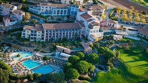 An aerial view of a resort with multiple buildings, a swimming pool, and a golf course. - Le Frégate Provence (Saint-Cyr-sur-Mer)
