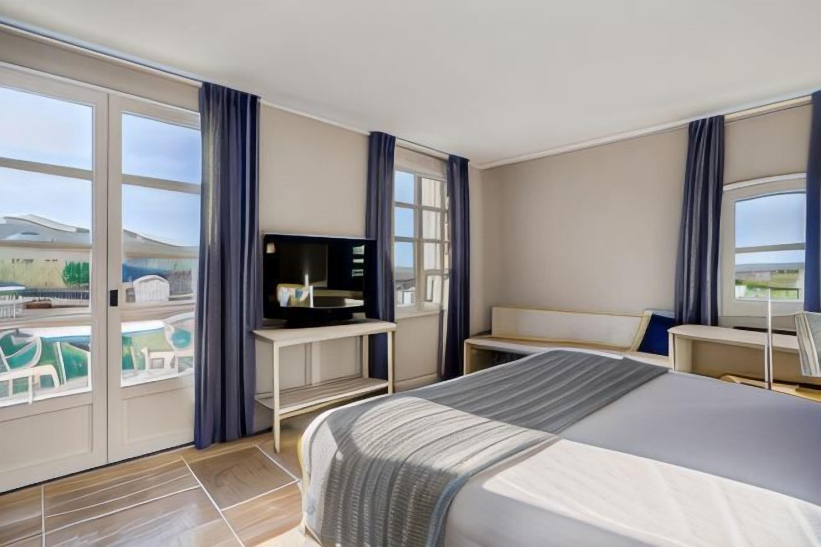 Premium bedding, in-room safe, desk, blackout drapes