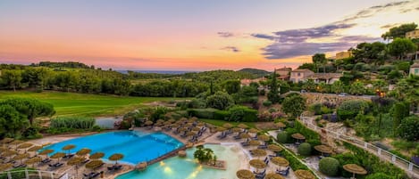 屋内プール、季節限定屋外プール、営業時間 9:00 ~ 19:30、プール パラソル、サンラウンジャー