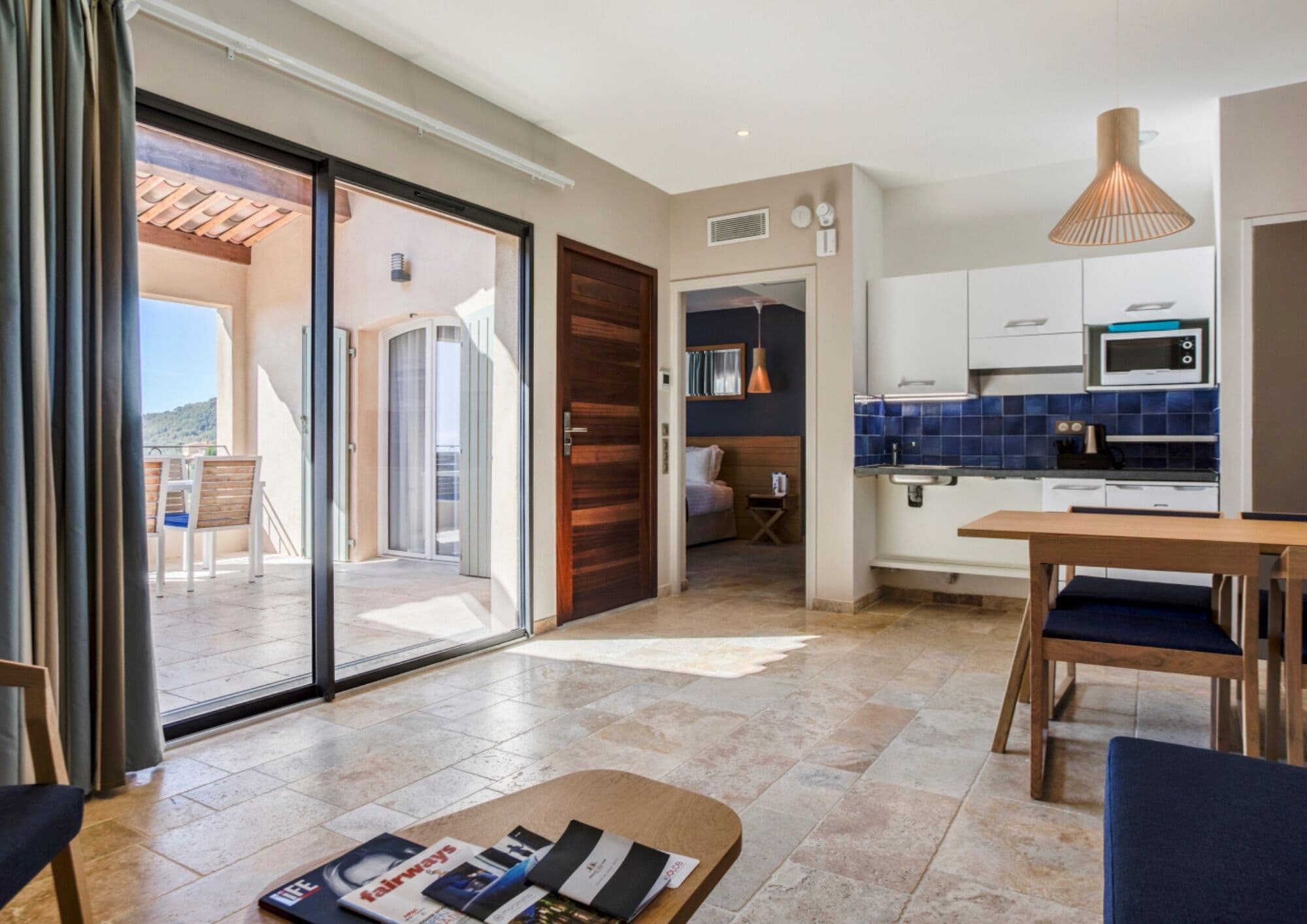 Lägenhet Classic - 1 queensize-säng med bäddsoffa | Sängtillbehör av högsta kvalitet och värdeförvaringsskåp på rummet