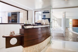 Indoor pool, seasonal outdoor pool, pool umbrellas, pool loungers - Le Frégate Provence (Saint-Cyr-sur-Mer)