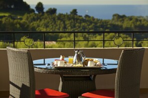 Premium bedding, in-room safe, desk, blackout curtains - Le Frégate Provence (Saint-Cyr-sur-Mer)