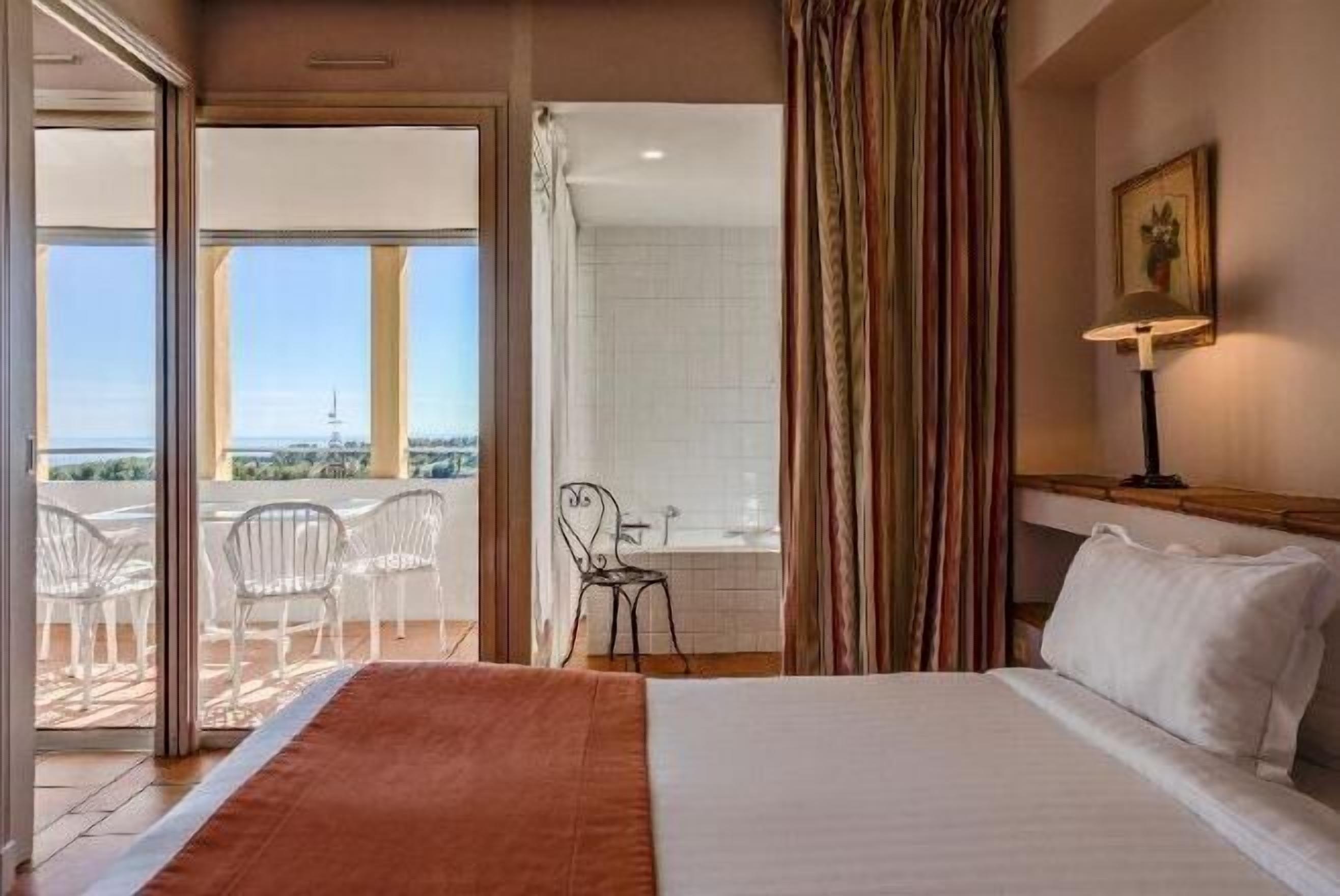 Sengetøy av topp kvalitet, safe på rommet og skrivebord