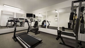 Ein Fitnessraum mit Laufbändern, Ergometer und Gewichten.