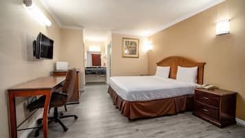 Chambre, 1 trÚs grand lit | Décoration personnalisée, bureau, fer et planche à repasser