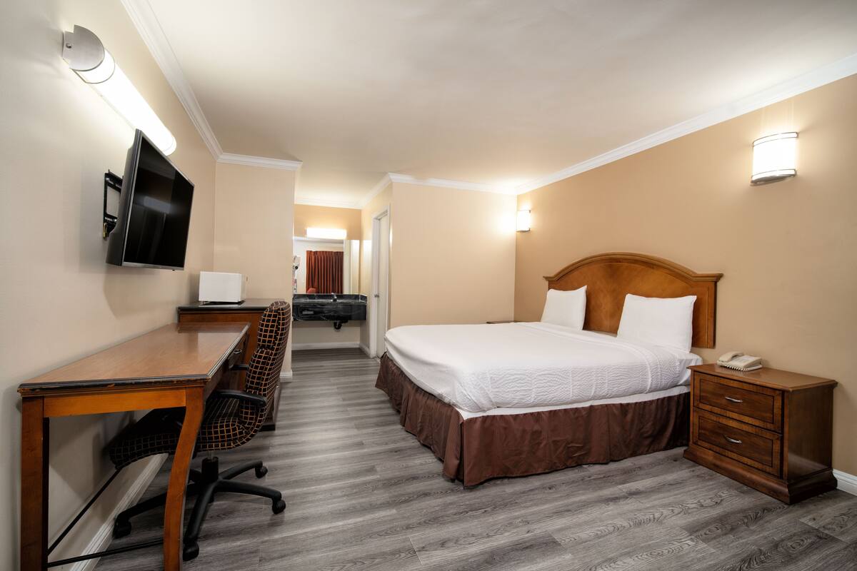 Room, 1 King Bed | Desk, iron/ironing board (on request), WiFi (free)