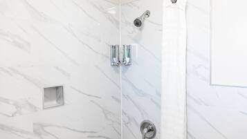 Duschwanne, kostenlose Toilettenartikel, Haartrockner, Handtücher