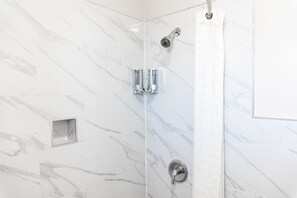 Combined shower/bathtub, free toiletries, hair dryer, towels - Sea Rock Inn Gardena (Los Angeles)