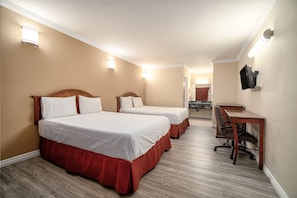 Phòng, 2 giường cỡ queen | Trang trí khác biệt, bàn, bàn ủi/dụng cụ ủi quần áo