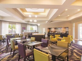 Café da manhã com buffet grátis todos os dias