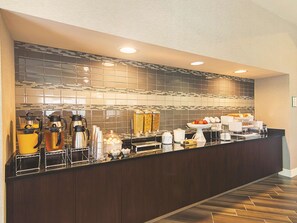Free daily buffet breakfast  - La Quinta Inn & Suites by Wyndham Oklahoma City - NW Expwy (Oklahoma City)