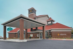 A La Quinta Inn & Suites egy fedett, szabadtéri területet, tégla homlokzatot és vörös cseréptetős épületet kínál.