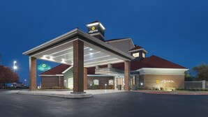 A La Quinta hotel with a covered entrance, outdoor seating area, and a well-lit facade. - La Quinta Inn & Suites by Wyndham Oklahoma City - NW Expwy (Oklahoma City)