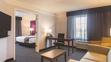 Suite Deluxe, 1 cama de matrimonio grande, no fumadores, vistas al patio | Ropa de cama de alta calidad, escritorio, cortinas opacas