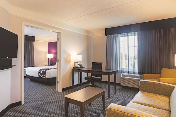 Suite Deluks, 1 Tempat Tidur King, Bebas Asap Rokok, pemandangan halaman | Seprai premium, meja kerja, tirai kedap cahaya, dan setrika/meja setrika