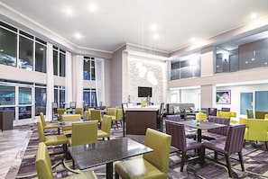 Lobby - La Quinta Inn & Suites by Wyndham Austin Airport (Austin)