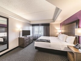 Deluxe Suite, 1 King Bed, Non Smoking (Executive) | Pillowtop beds, desk, laptop workspace, blackout drapes