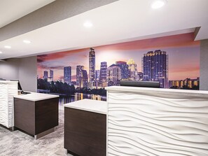 Lobby - La Quinta Inn & Suites by Wyndham Austin Airport (Austin)