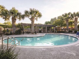 Piscina externa, guarda-sóis, espreguiçadeiras