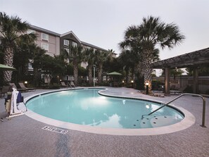 Outdoor pool, pool umbrellas, pool loungers - La Quinta Inn & Suites by Wyndham Austin Airport (Austin)