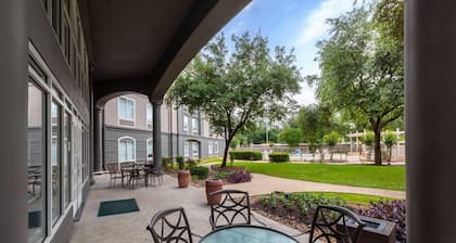 La Quinta Inn & Suites by Wyndham Houston Bush IAH South