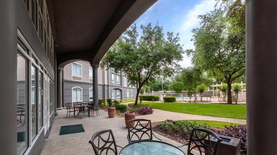 La Quinta Inn & Suites by Wyndham Houston Bush IAH South