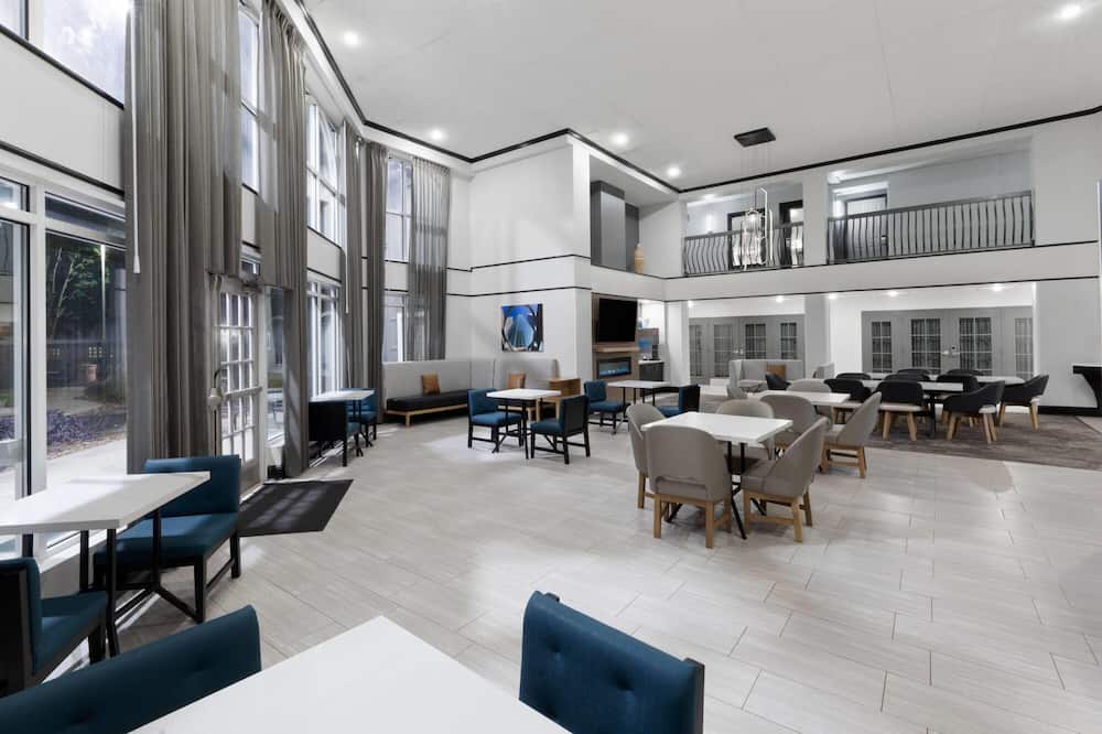 La Quinta Inn & Suites by Wyndham Houston Bush IAH South