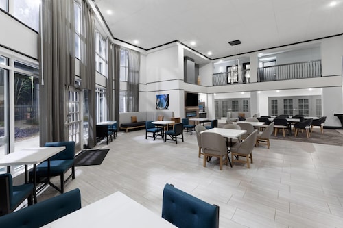 La Quinta Inn & Suites by Wyndham Houston Bush IAH South