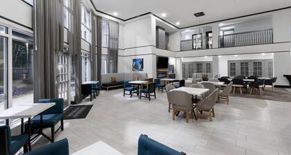 La Quinta Inn & Suites by Wyndham Houston Bush IAH South