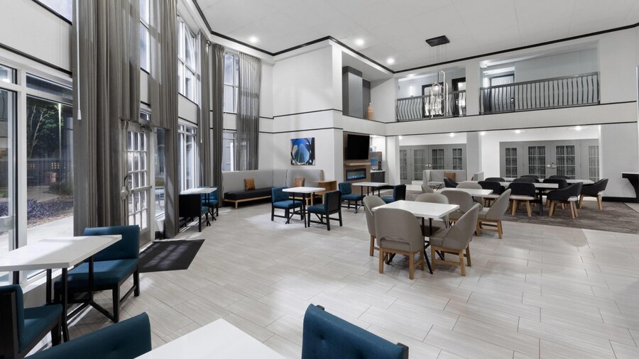 La Quinta Inn & Suites by Wyndham Houston Bush IAH South
