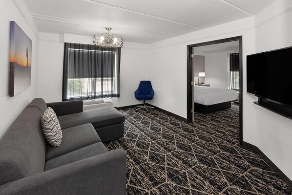 Suite, 1 habitación, no fumadores (1 King Bed) | Colchones con acolchado adicional y escritorio