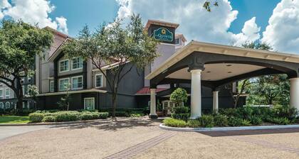 La Quinta Inn & Suites by Wyndham Houston Bush IAH South