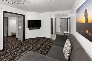 Suíte, 1 quarto, para não fumantes (1 King Bed) | Camas com colchões pillow-top, escrivaninha