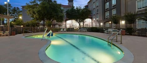 Una piscina al aire libre