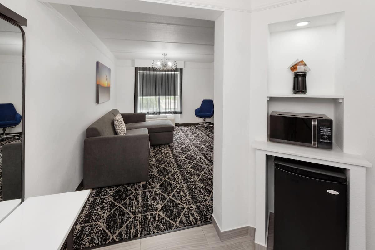 suite, 1 bedroom, non smoking (1 king bed) | pillow-top beds, desk, laptop workspace, blackout curtains