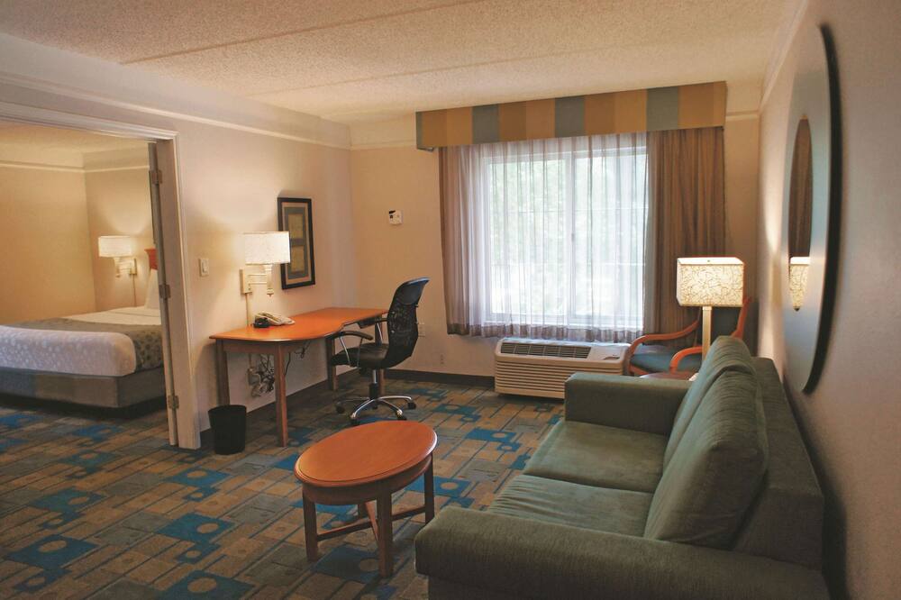 La Quinta Inn & Suites by Wyndham Houston Bush IAH South