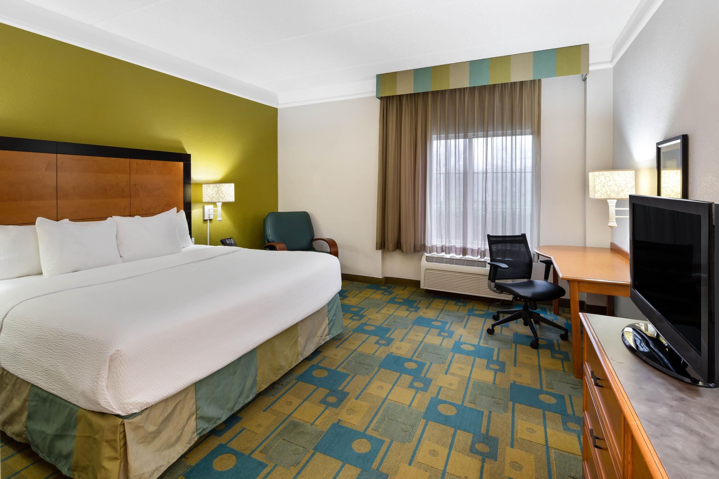 Camera, 1 letto king, accessibile ai disabili, non fumatori (Mobility/Hearing, Tub w/Grab Bars) | Biancheria da letto di alta qualità, materassi a doppio strato