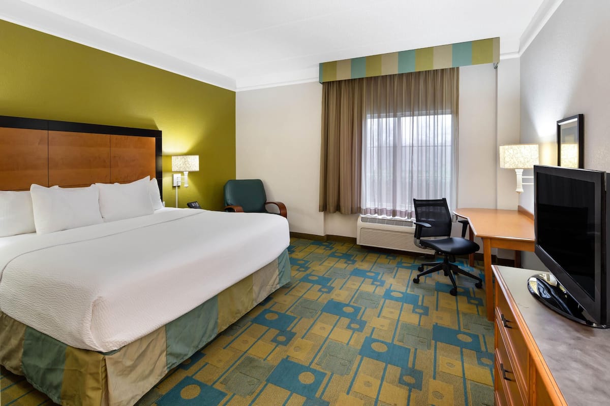 Chambre, 1 trÚs grand lit, non-fumeur (Mobility/Hearing, Tub w/Grab Bars) | Literie de qualité, lit avec matelas à plateau-coussin, bureau