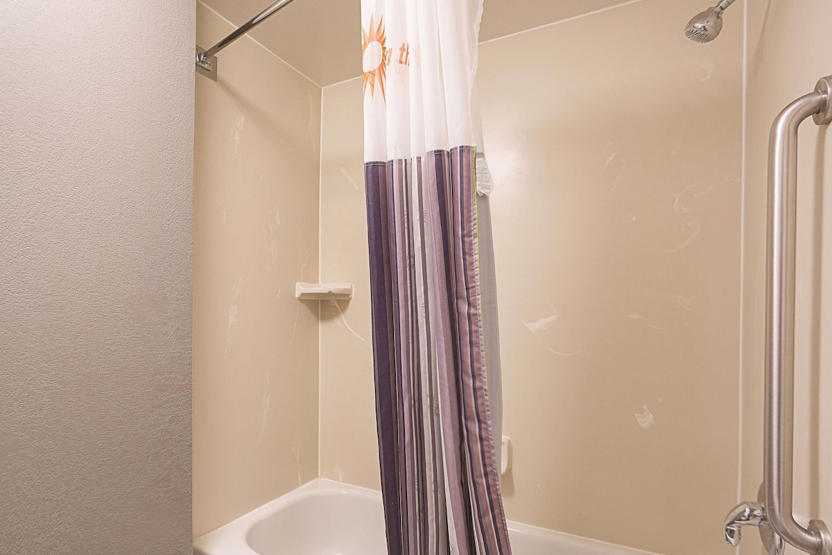 combined shower/bathtub, free toiletries, hair dryer, towels