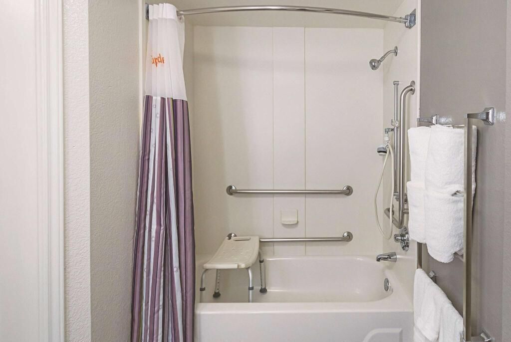 Bathroom | Combined shower/tub, free toiletries, hair dryer, towels