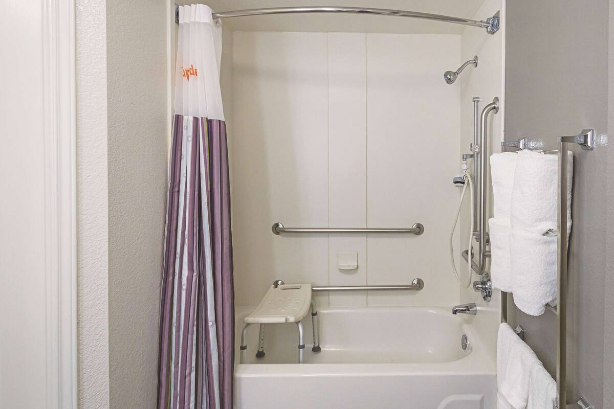 Herbergi - 1 stórt tvíbreitt rúm - gott aðgengi - reyklaust (Mobility/Hearing, Tub w/Grab Bars) | Rúmföt af bestu gerð, skrifborð, vinnuaðstaða fyrir fartölvur