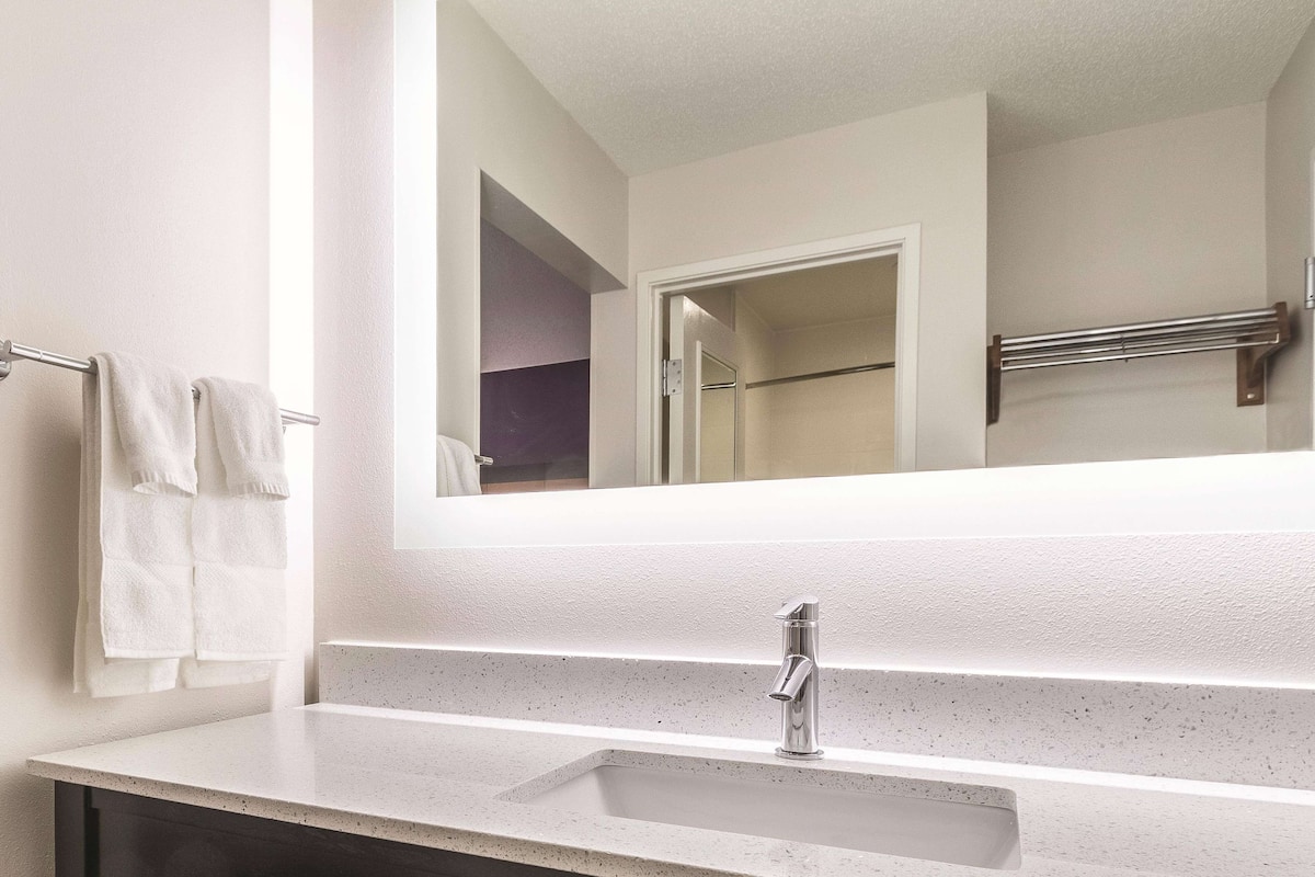 combined shower/bathtub, free toiletries, hair dryer, towels