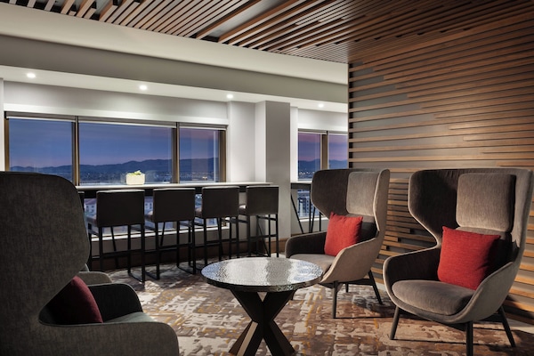 Serves lunch and dinner