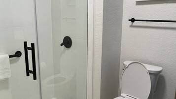 Standard Room, 1 King Bed, Non Smoking | Bathroom | Shower, hair dryer, towels